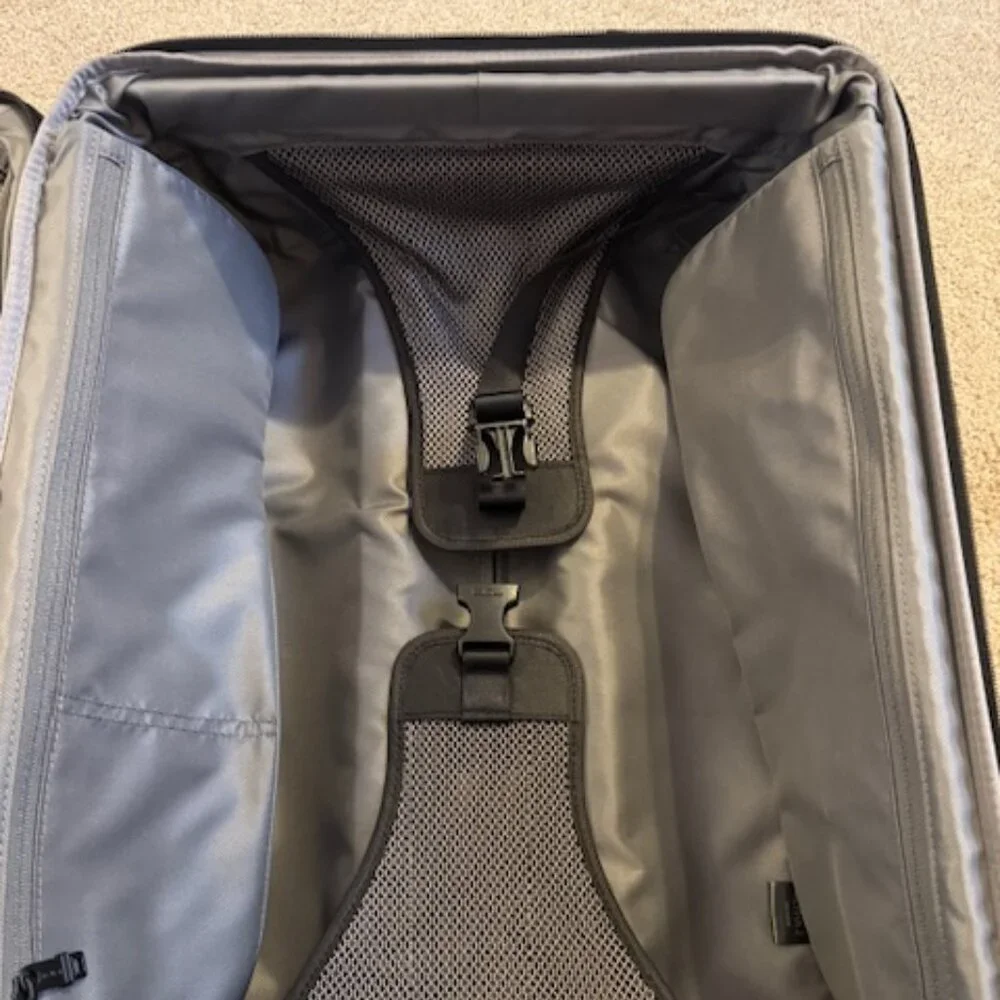 TUMI Alpha 2  21" Expandable Rolling 2-Wheeled Carry on suit case.  220211D2U - Picture 11 of 14